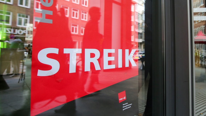 Auf einem Plakat steht das Wort "Streik".