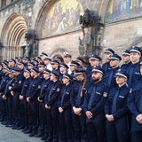 Mehr als 200 Polizeianwärter stehen vor einem Gebäude