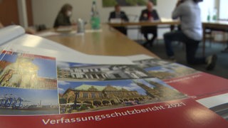 Innensenator und Verfassungsschutz-Chef haben heute den Verfassungsschutzbericht vorgestellt. 