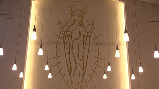 Wandbemalung einer heiligen Person in einer Kirche.