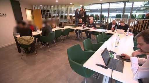Eine Verhandlung mit den beschuldigten, gepixelten Personen im Raum beim Bremer Fussballverband.