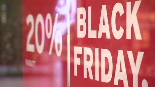 Ein rotes Ladenschild, dass auf Rabatte und den Black Friday hinweist.