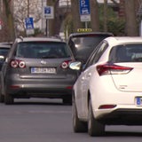Mehrere Autos fahren hintereinander auf einer Straße.