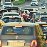 Autos stehen im Stau im Stadtverkehr.