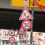 Zu sehen sind mehrere Verkehrsschilder.