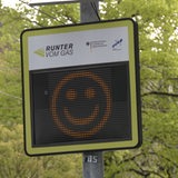 Eine Verkehrstafel zeigt einen Smiley.