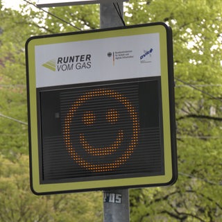Eine Verkehrstafel zeigt einen Smiley.