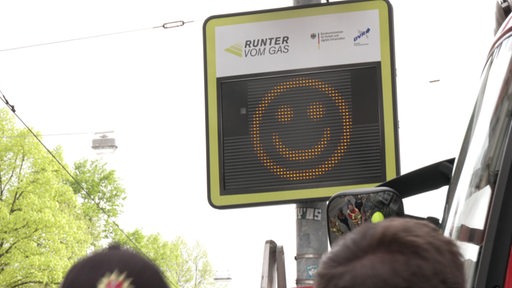 Es ist ein Verkehrsdisplay zu sehen, welches einen lächelnden Smiley zeigt.