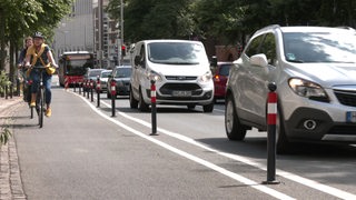 Die Martinistraße in Bremen mit Autos, Fahrrädern und Bussen.
