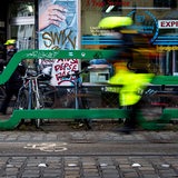 Ein Radfahrer fährt im Ostertorsteinweg an einem Radständer in Form eines Autos vorbei. (Archivbild)