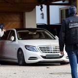 Zollbeamte stellen bei einer Razzia in einer Villa am Tegernsee Vermögenswerte sicher, die im Zusammenhang mit einem russischen Oligarchen stehen sollen. (Archivbild)