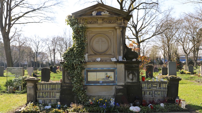 Ein Denkmal für verstorbene Obdachlose auf einem Friedhof