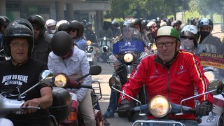 Mofa- Fahrer aus Bremen treffen sich vor dem Weserstadion. 