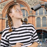 Autorin Mirjam Benecke schaut in eine Kamera.