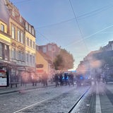 Menschen stehen auf einer Straße im Viertel.