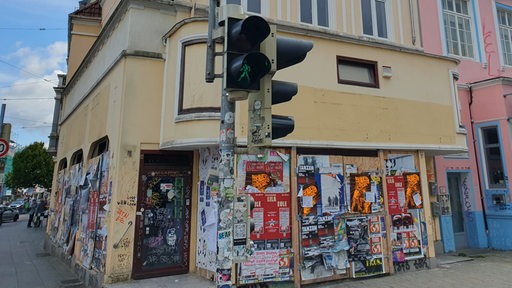 Ein geschlossenes Ladenlokal im Bremer Viertel - Die fenster sind mit Brettern zugezimmert