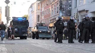 Polizisten stehen an der Sielwall-Kreuzung.
