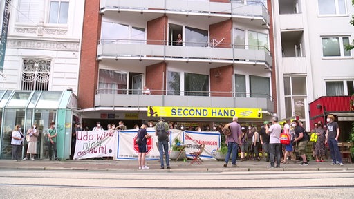 Vor einem Wohnhaus im Bremer Viertel haben sich Menschen versammelt um gegen die geplante Zwangsräumung eines Mieters zu protestieren.