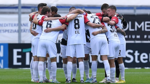 Team FC Viktoria Köln schwört sich vor dem Spiel ein, Spieler im Kreis