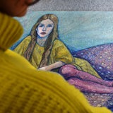Restauratorin Sonja Toeppe arbeitet am Gemälde "Mieke mit Pudel" von Heinrich Vogeler aus dem Jahr 1914