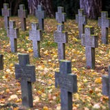 Grabkreuze stehen am Kriegsgräber Denkmal auf dem Alten Friedhof.