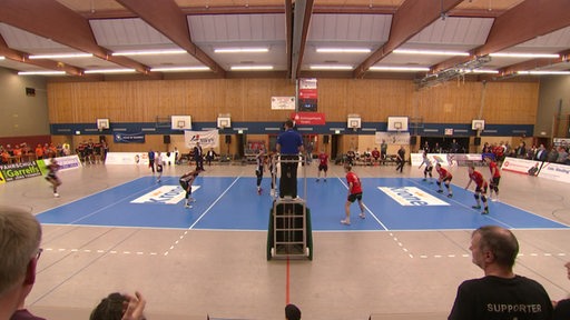 Die Volleyball Mannschaften TV Baden und BR Volleys auf dem Spielfeld beim Pokalachtelfinale. 