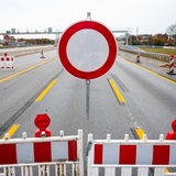 Absperrbaken und Schilder stehen auf einer Autobahn 