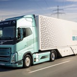 Ein Elektro-Lkw von Volvo fährt über eine Autobahn.