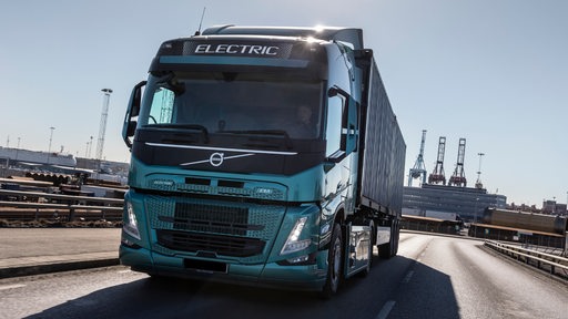 Ein Elektro-Lkw von Volvo fährt in einem Hafen