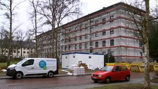 An einem Bremer Gebäude der Immobilenfirma Vonovia wird die Fassade renoviert.
