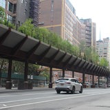Die zum Park umgewandelte frühere Hochbahntrasse im Südwesten Manhattans ist seit kurzem über eine neue grün bepflanzte Brücke mit dem Bahnhof Penn Station verbunden.