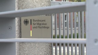 Das Schild des Bundesamtes für Migration und Flüchtlinge