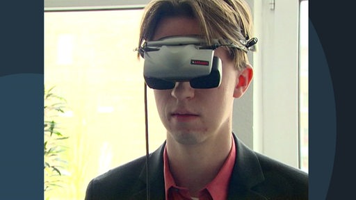 Ein Mann trägt eine virtual reality-Brille. Aufnahmen aus dem Jahre 2006.