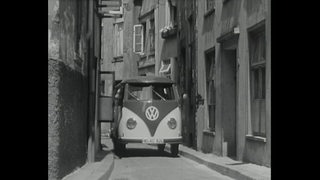 Ein Schwarz-Weiß-Bild auf dem ein alter VW-Käfer im Schnoor zu sehen ist