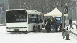 Mehrere Menschen stehen vor dem Wärmebus in Bremen. 