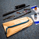 Sichergestellte Gegenstände liegen für ein Foto am Hauptbahnhof in einem Büro der Bundespolizei auf dem Boden