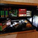 Revolver und Pistolen liegen in einem Waffenschrank.