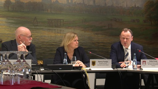 Die Bundesinnenministerin Nancy Faeser sitzt mit Bremens Innensenator und Hamburgs Innensenator in Bremer Rathaus.