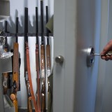 Ein gepanzerter Waffenschrank mit Langwaffen