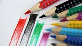 Buntstifte mit gezeichneten Balken in den Farben der einzelnen Parteien. (Symbolbild)