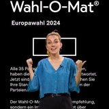 Eine junge Frau, Bianca Marstaller, steht vor einem schwarzen Hintergrund, auf dem "Wahl-O-Mat" steht