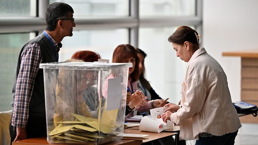 Ein Mann wählt in einem Wahlbüro in der Türkei im April 2023