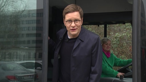 Felix Krömer in der Tür des Wahlmobils