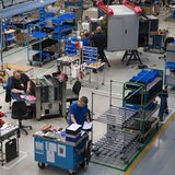 Riesige Gepäckscanner werden in der Produktionshalle von Smiths Detection montiert.