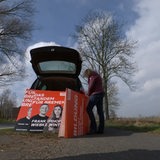Wahlplakate werden in einen Kofferraum geräumt
