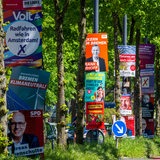 Wahlplakate verschiedener Parteien hängen in der Bremer Innenstadt.