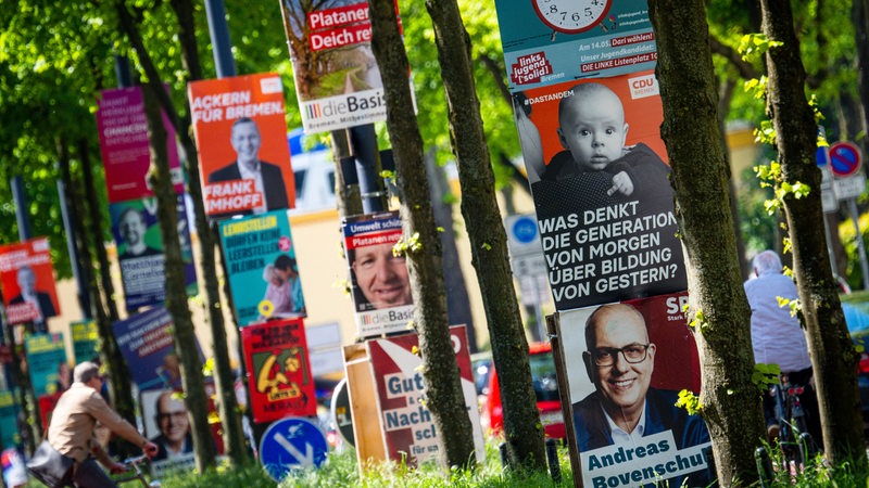 Wahlplakate verschiedener Parteien hängen in der Bremer Innenstadt.