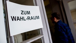 Ein Schild weist auf einen Wahlraum für die Bürgerschaftswahl hin.