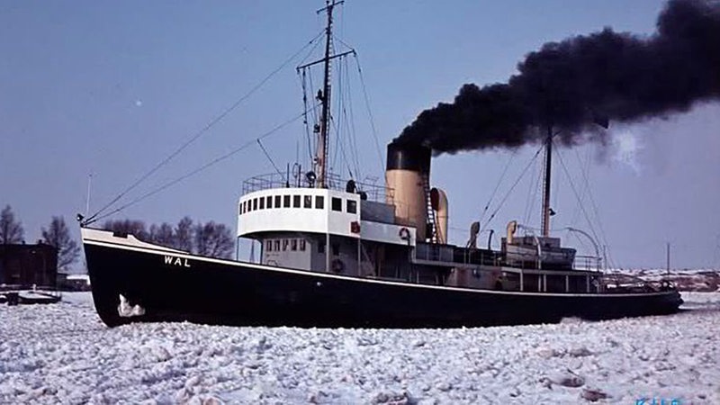 Historisches Bild aus den 1960er Jahren: der Dampfeisbrecher Wal im Eis