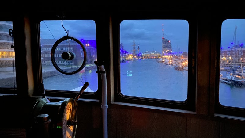 Ankunft in Bremerhaven bei Nacht auf dem Dampfeisbrecher Wal